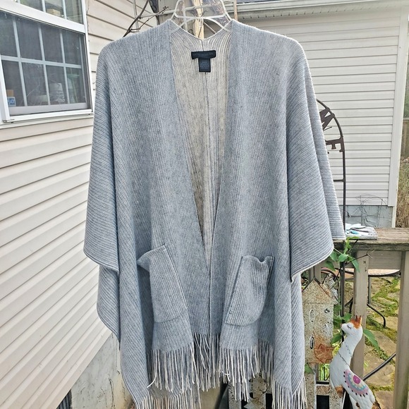 Steve Madden Sweaters - Steve Madden OS Womens Shawl Gray‎ Ivory Herringbone Weave Fringe Pocket Poncho